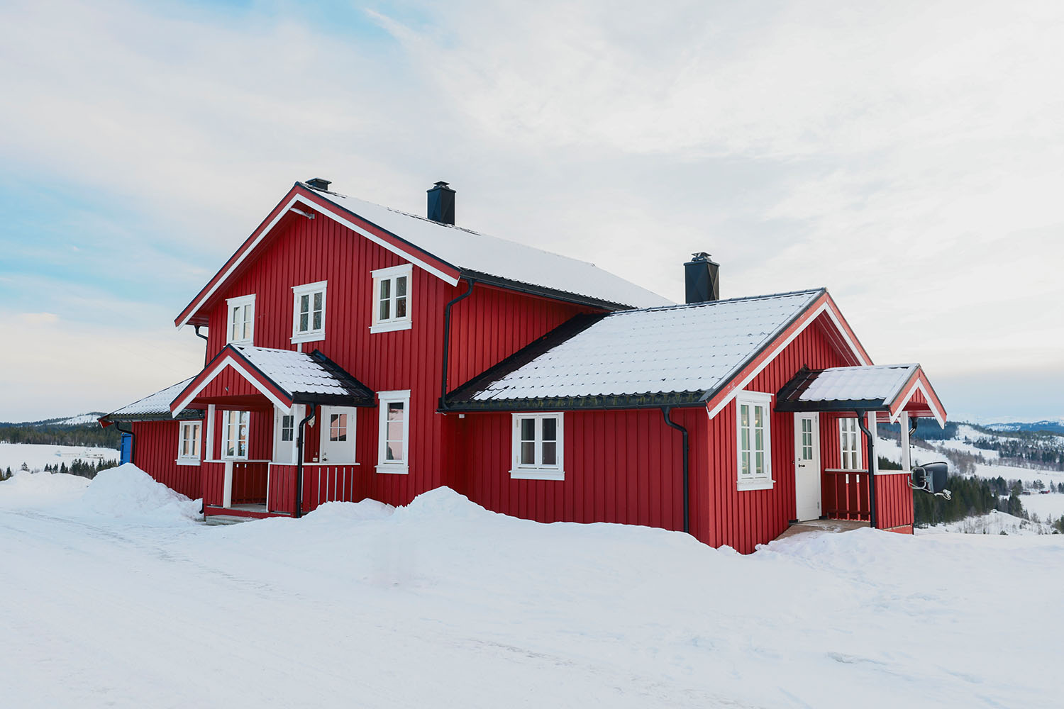 Et stort rødt hus. Foto.